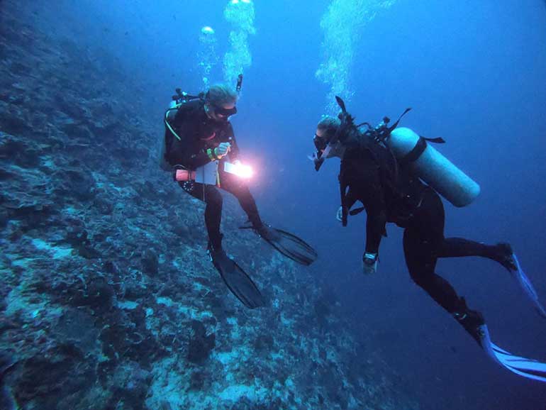 2 divers during the deep dive, advanced open water course