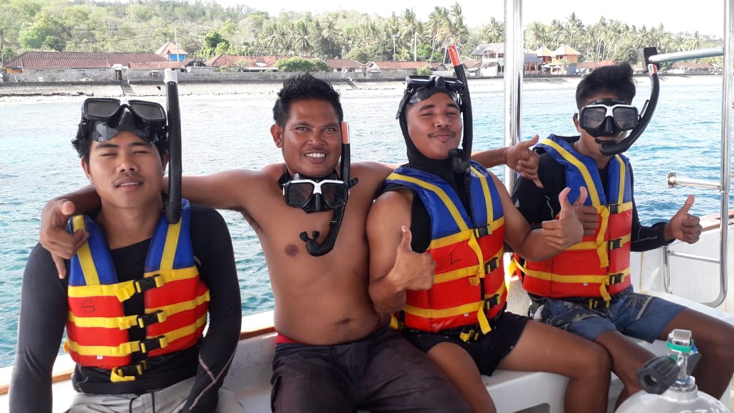 local staff dive internship