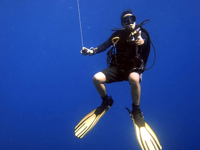 diver signalling to go up