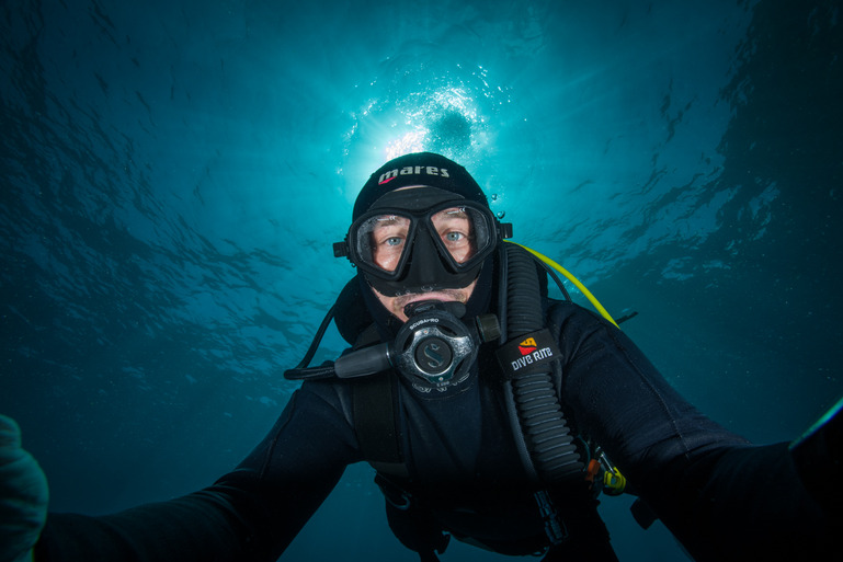Diver wearing a hood with long Wetsuit for Nusa Penida