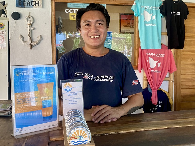 Reef Safe Sunscreen Display with Green Fins Member materials