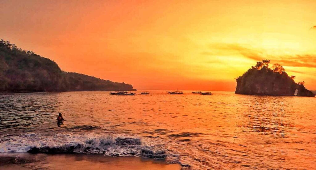 Crystal Bay Classic Beach Sunset on Nusa Penida